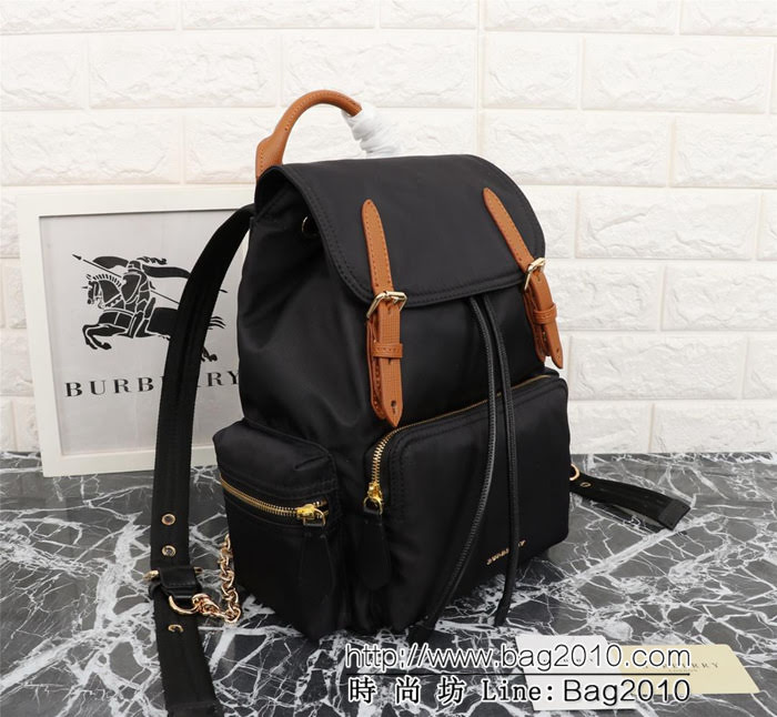 BURBERRY巴寶莉 新款背包 肩背式軍旅背包 品牌典藏的軍風包款 正面飾有Burberry立體字母徽標 9721s  Bhq1155